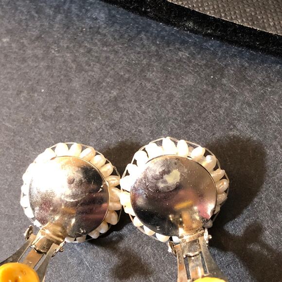 Vintage Pearl Earrings, Clip-on Cluster of Mini Pearls White Bridal Regency - Picture 6 of 6